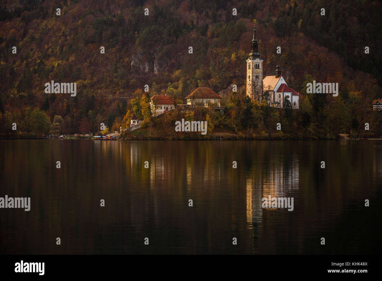 Bled, Slowenien - Schöner Herbst am Bleder See mit der berühmten Wallfahrtskirche Mariä Himmelfahrt und Julischen Alpen im Hintergrund Stockfoto