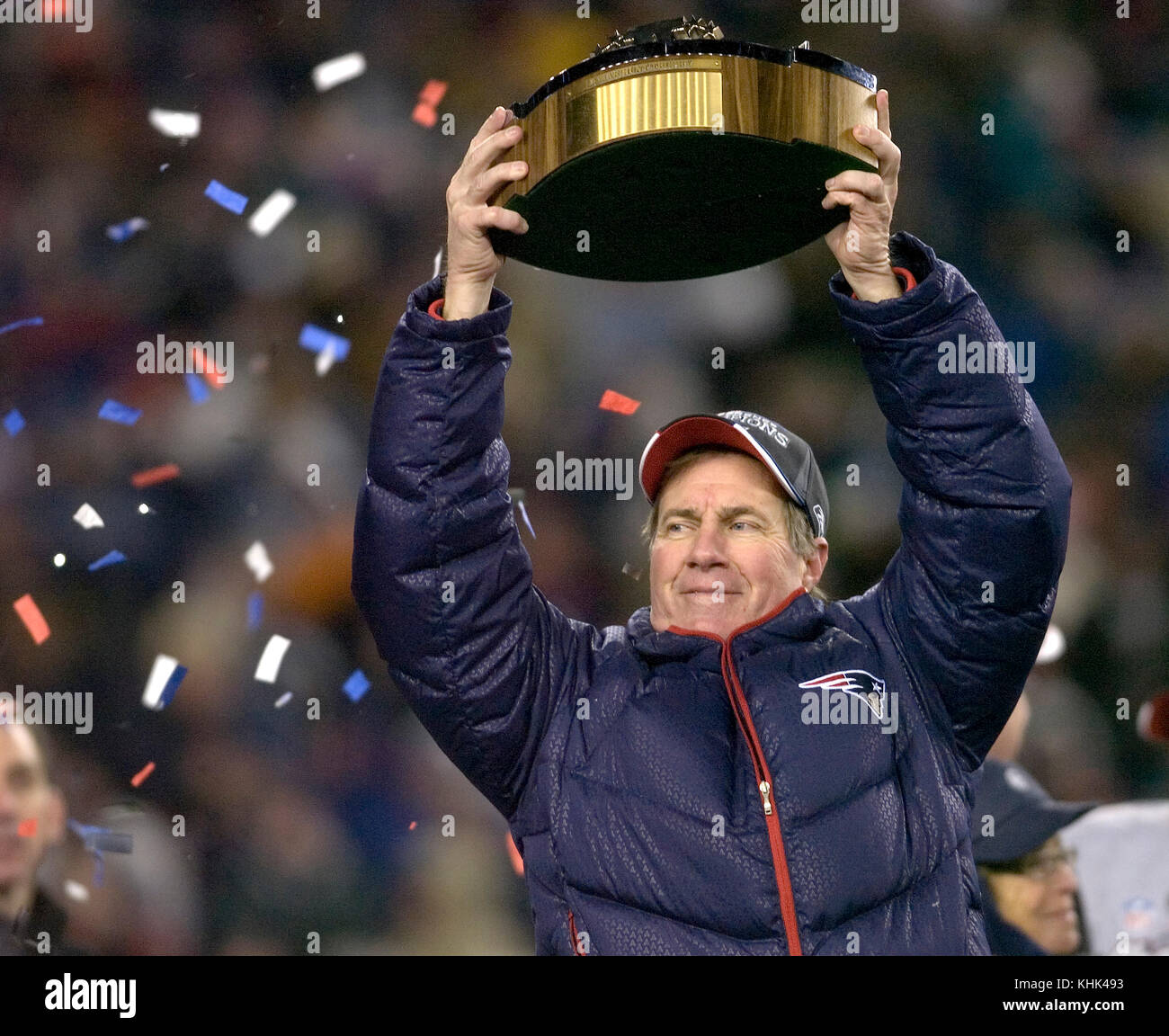 New England Patriot Head Coach Bill Belichick hält die AFC Championship Trophy für alle zu sehen. Stockfoto