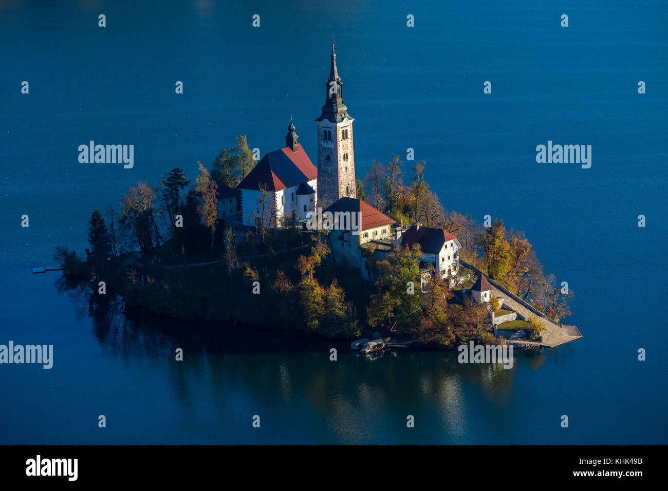 Bled, Slowenien - Sonnenaufgang Mit Blick Auf den Bleder See mit der berühmten Wallfahrtskirche Mariä Himmelfahrt vom Aussichtspunkt Ostrica im Herbst Stockfoto