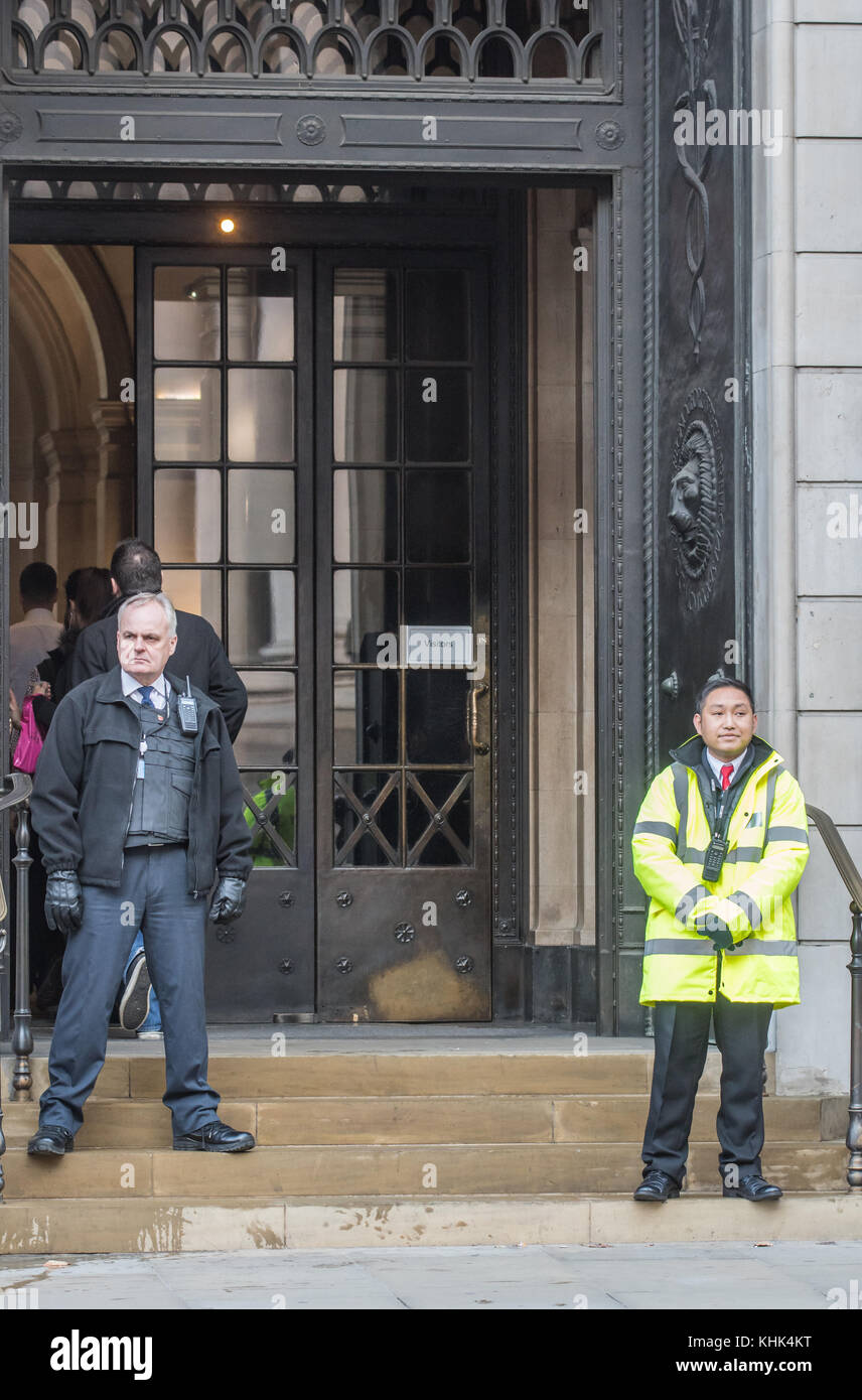 Sicherheit am Haupteingang der Bank von England, im Finanzviertel der Stadt London, England. Stockfoto