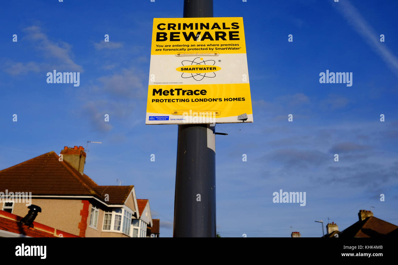 Ein SmartWater Warnung an Verbrecher auf eine strassenlaterne auf einer Straße in Harrow, London Stockfoto