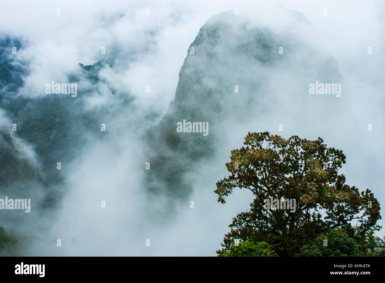 Machu Picchu, Peru, Gewitterwolken und Nebel. Alte Inka-Ruinen, Urubamba-Tal Stockfoto