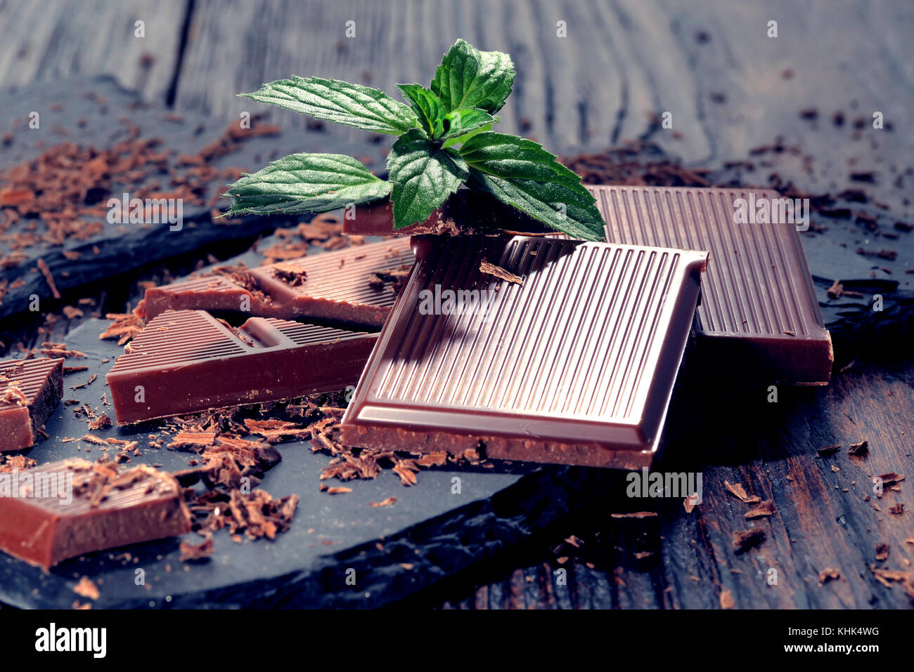 Dunkle Schokolade und schokolade Flocken auf einen hölzernen Tisch gebrochen Stockfoto