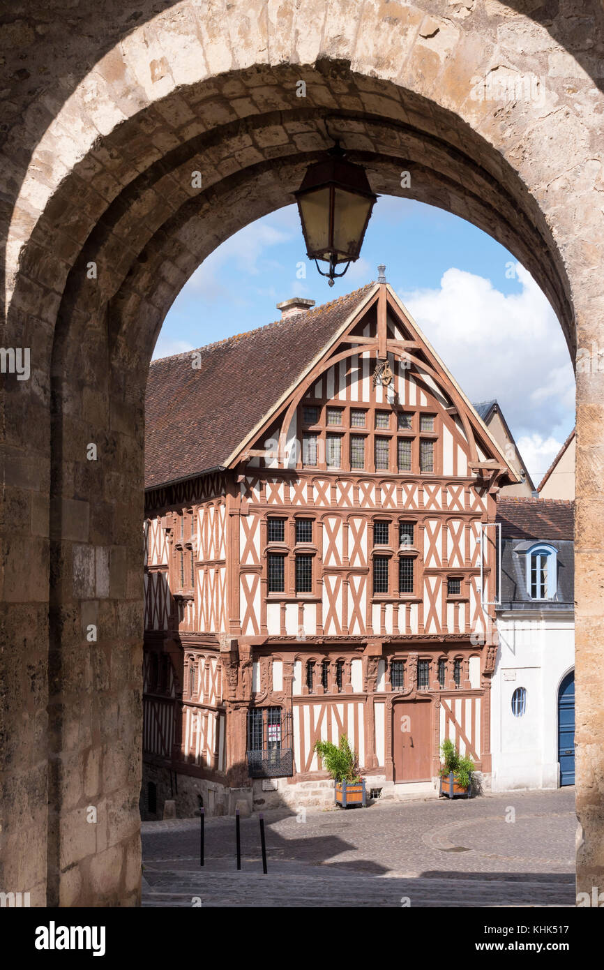 Maison du Bailli Joigny Yonne Bourgogne-Franche-Comte Frankreich durch die Porte Saint Jean gesehen Stockfoto