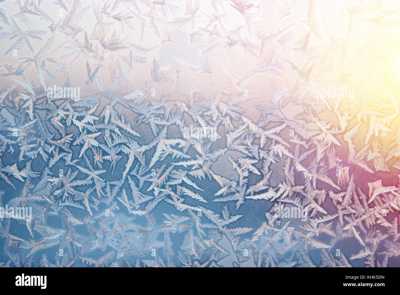 Eis auf Fenster, Winter eisige Muster, eisige Zeichnungen Stockfoto