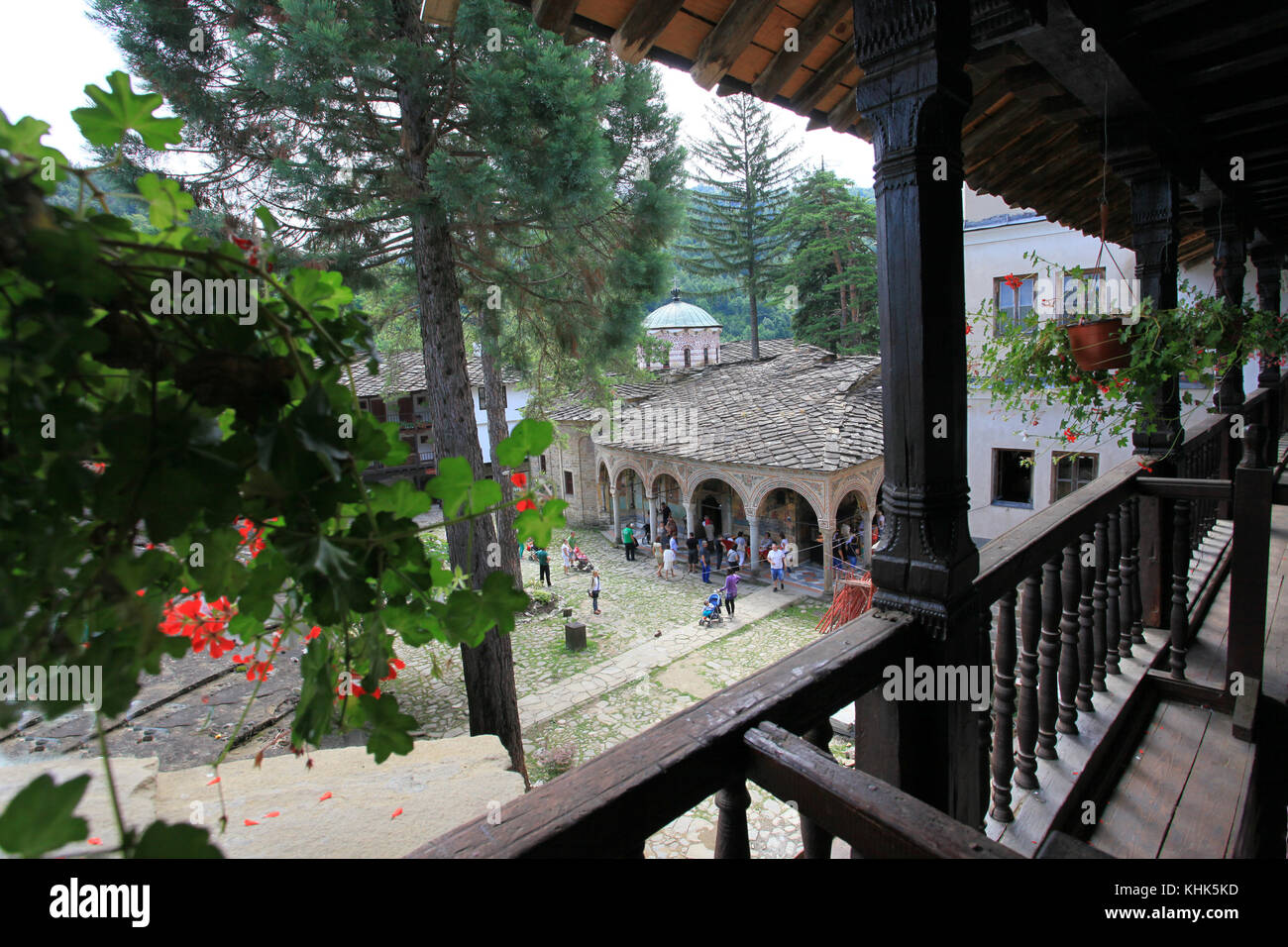 Trojan Kloster, Bulgarien. August 17, 2016. Am Sonntag, Gläubige und Touristen besuchen die heiligen Ort. Stockfoto