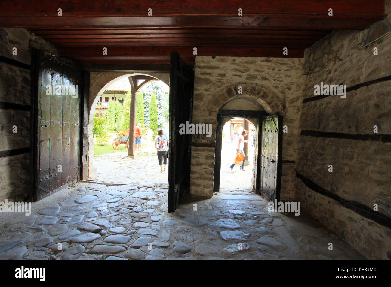 Eingang zum Trojan Kloster, Bulgarien. August 17, 2016. Am Sonntag, Gläubige und Touristen besuchen die heiligen Ort. Stockfoto