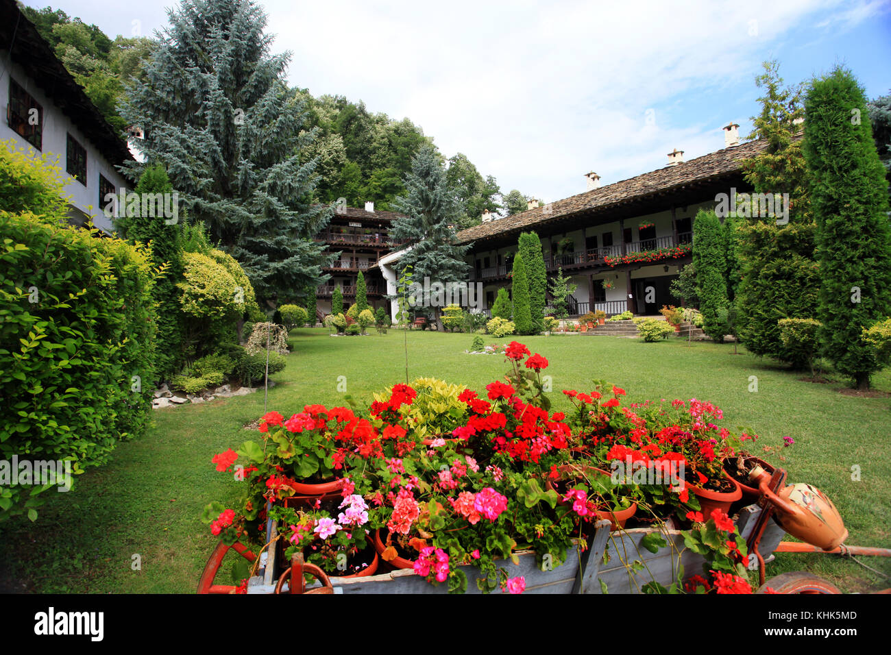 Garten der Trojan Kloster, Bulgarien. August 17, 2016. Am Sonntag, Gläubige und Touristen besuchen die heiligen Ort. Stockfoto