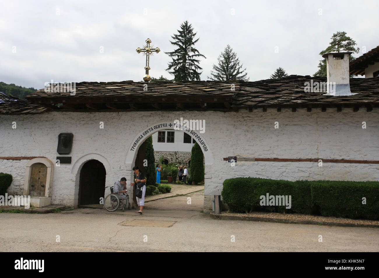 Krüppel betteln am Eingang des Trojan Kloster, Bulgarien. August 17, 2016. Am Sonntag, Gläubige und Touristen besuchen die heiligen Ort. Stockfoto