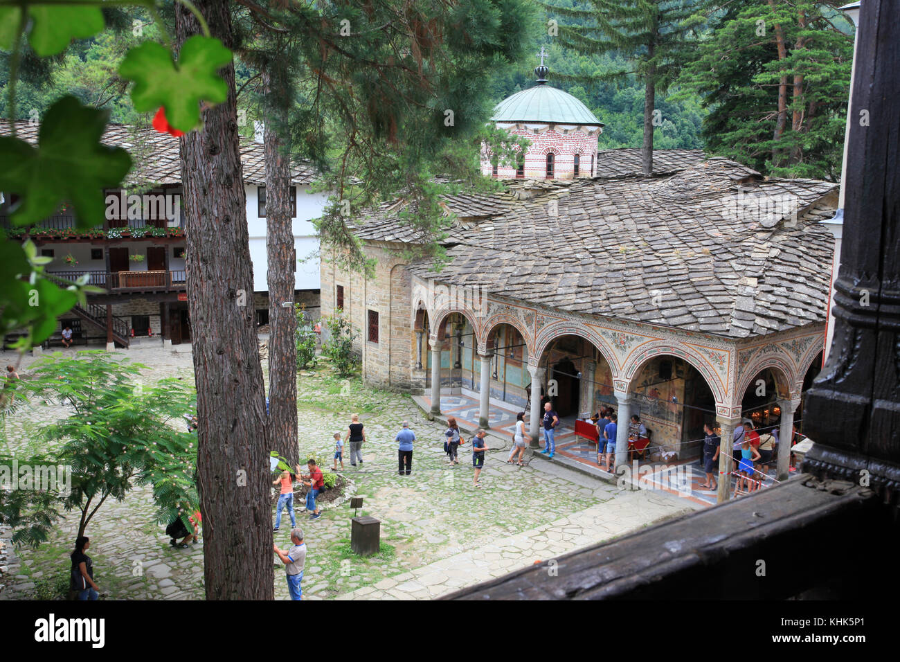 Trojan Kloster, Bulgarien. August 17, 2016. Am Sonntag, Gläubige und Touristen besuchen die heiligen Ort. Stockfoto