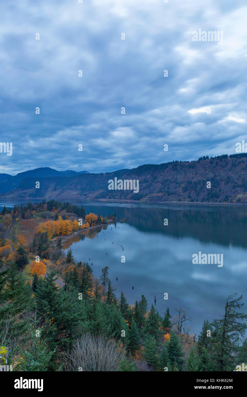 Ruthton Punkt entlang Columbia River in Hood River Oregon am Abend Blaue Stunde im Herbst Saison Stockfoto