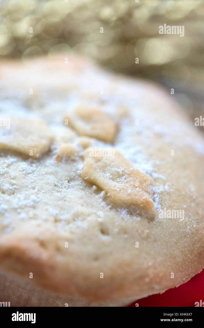 Einzelne traditionelle britische Weihnachten mince pies in selektiven Fokus für Weihnachten festliche Poster, Menüs oder Rezepte Schuß bokeh Hintergrund für die Verwendung der Copy sp Stockfoto