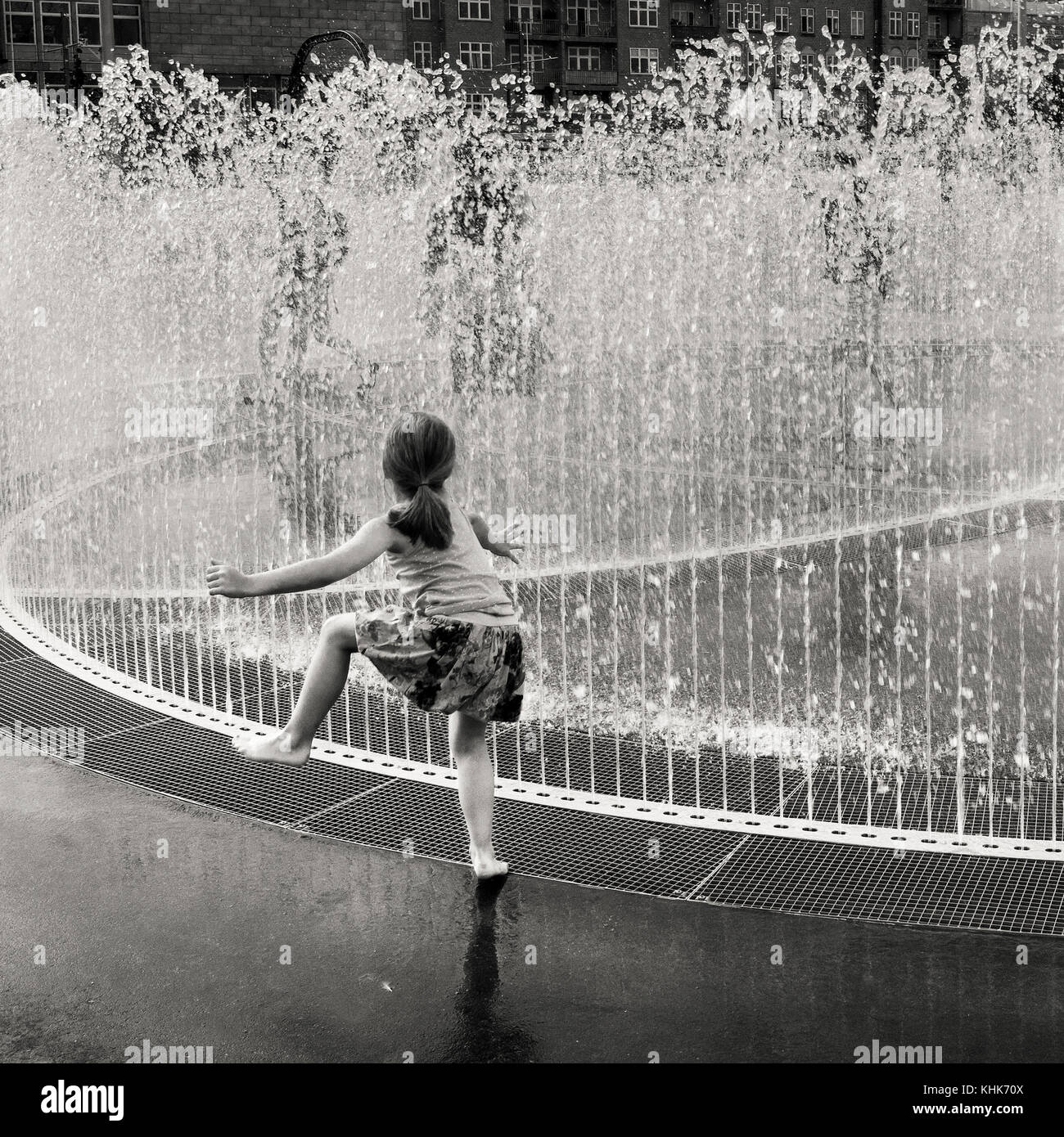 Kinder, die in der endlosen Verbindungsinstallation des Künstlers Jeppe Hein, Aarhus Harbour, spielen Stockfoto