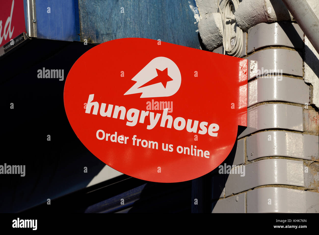 Hungryhouse Hungry House Schild vor einem Restaurant zum Mitnehmen. Bestellen Sie online bei uns, nebenbei Stockfoto