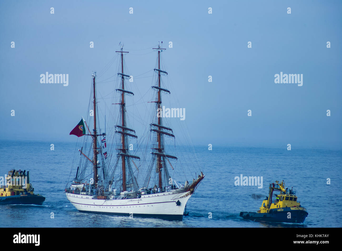 Segeln mit dem Schiff in den Hafen von Porto Stockfoto