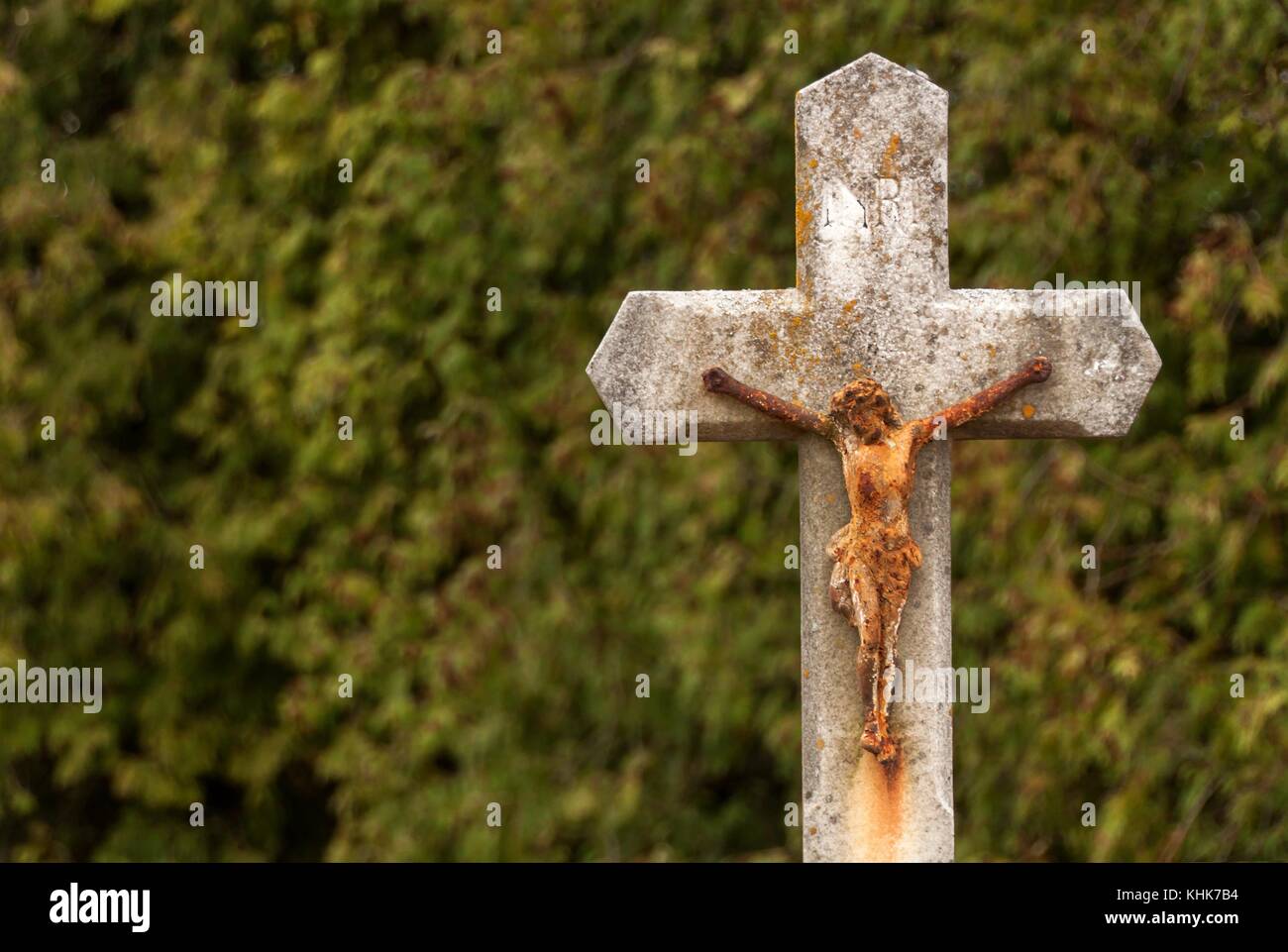 Statue von Jesus Christus Jesus am Kreuz. Symbol des Glaubens, der Hoffnung und der Liebe. Feier von Ostern Stockfoto