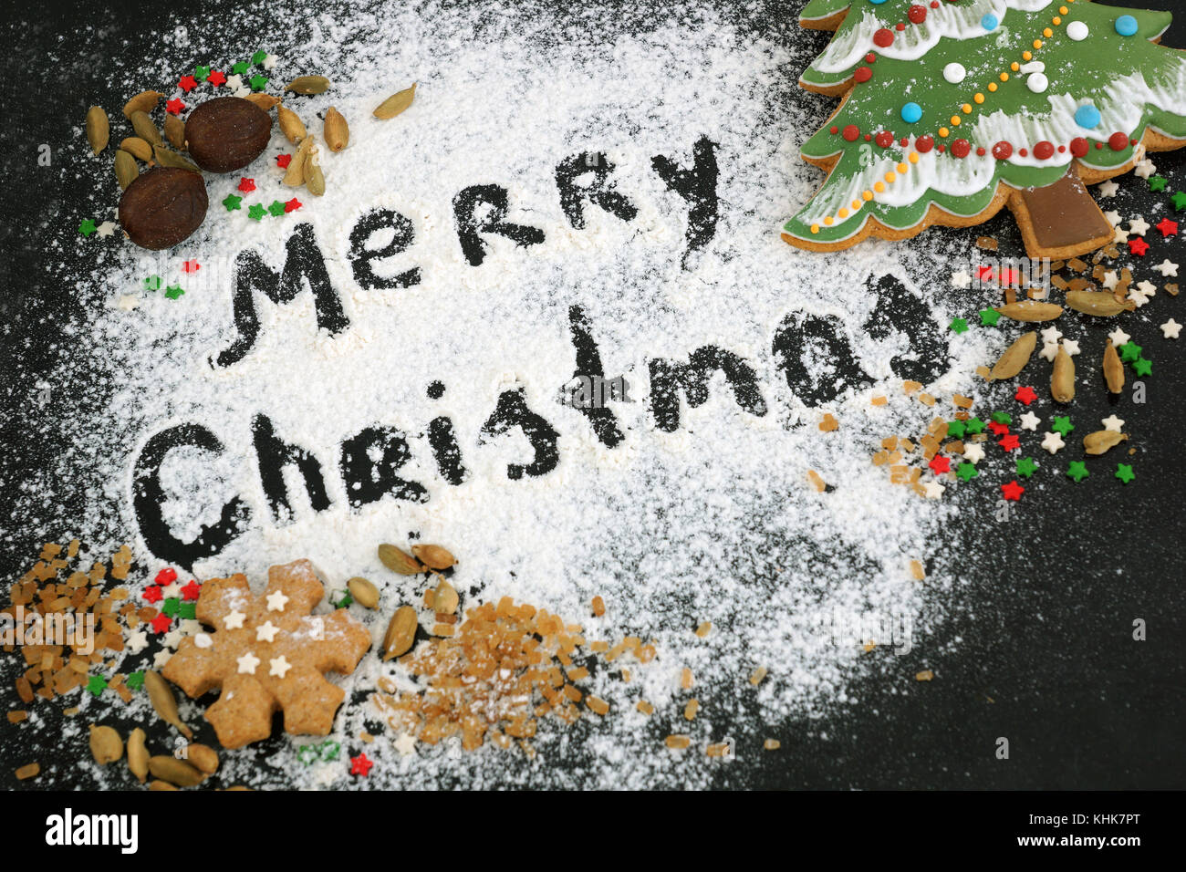 Weihnachten Lebkuchen auf ein Backblech, bestreut mit Mehl Stockfoto