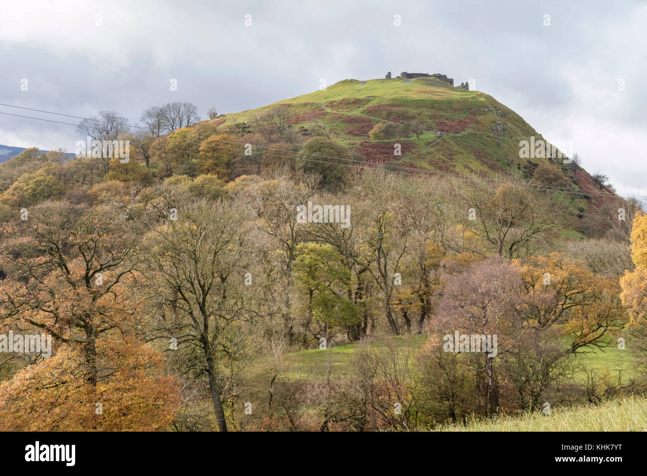 Castell Dinas Brân mit Blick auf das Tal von Llangollen, Denbighshire, Wales. Stockfoto