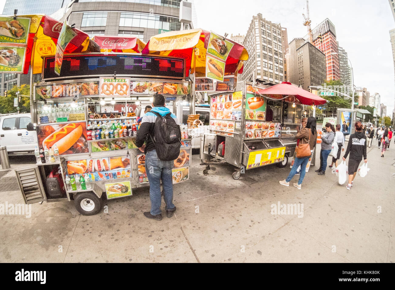 Hot Dog Straßenhändler, Columbus Circle, Manhattan, New York City, Vereinigte Staaten von Amerika. Stockfoto