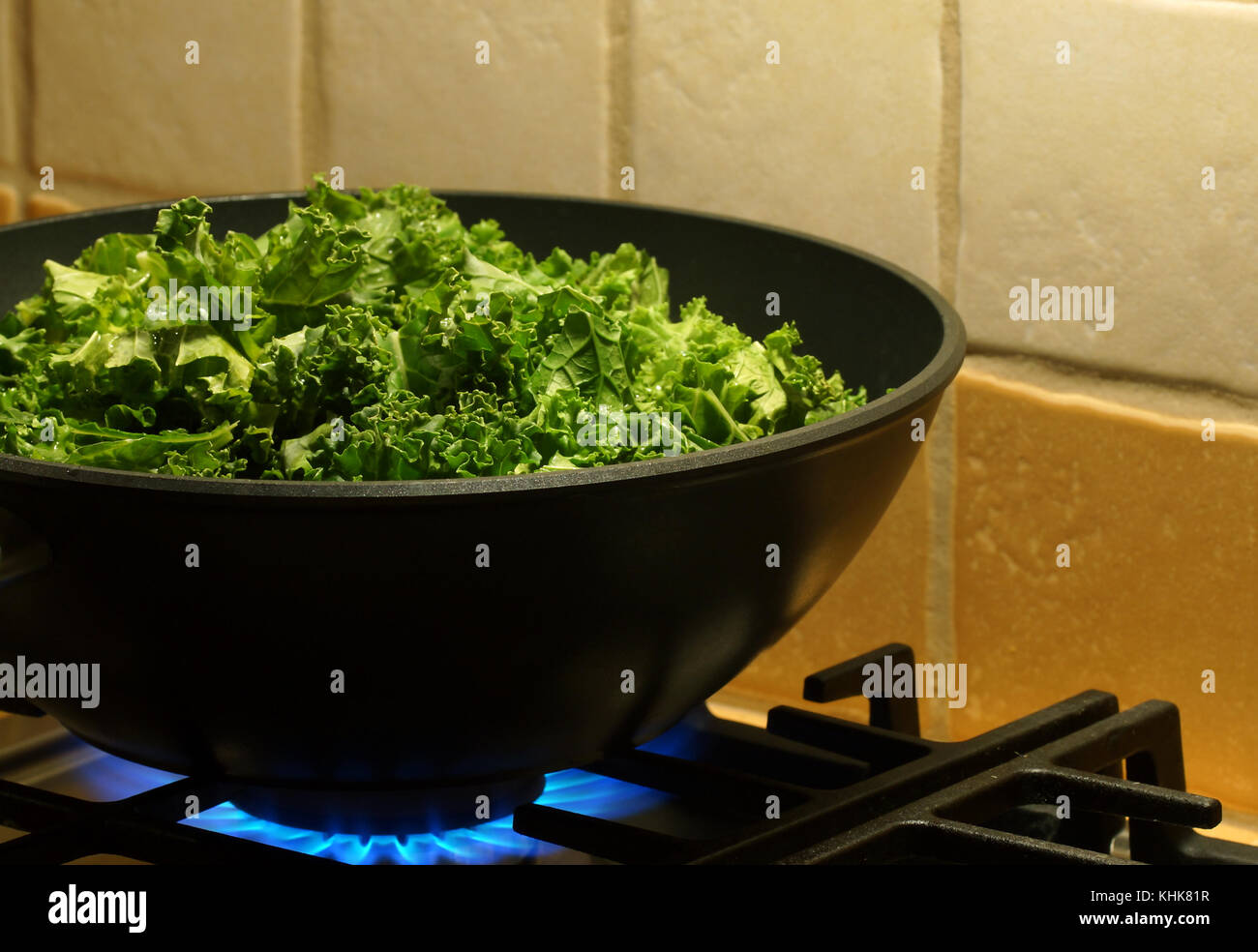 Kohl Kohl sind mit Knoblauch in einer tiefen Pfanne gekocht Pan. die Pfanne auf dem Gasherd. Stockfoto