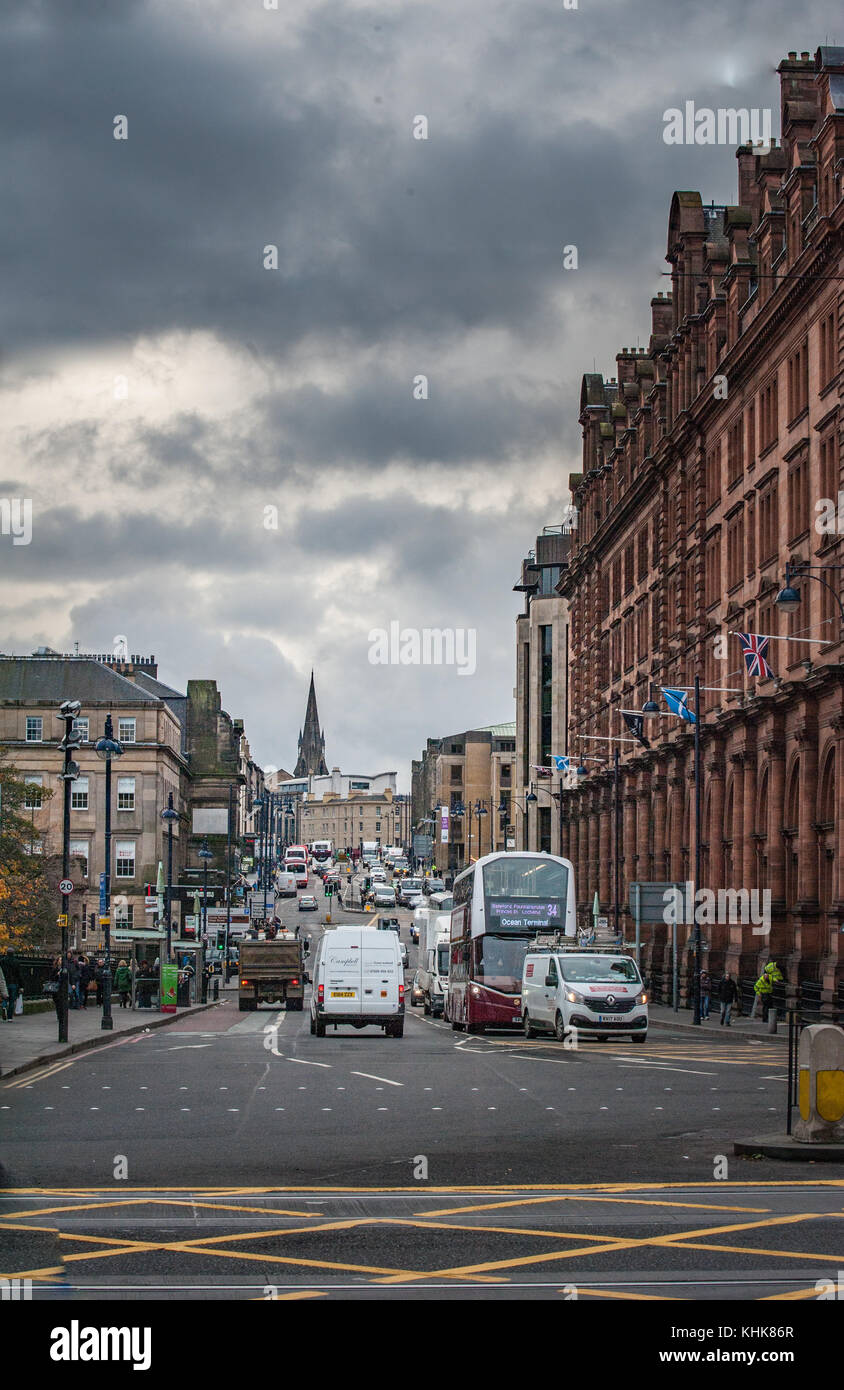 Ein fußgängerüberweg von Shandwick Place in Edinburgh mit Straßenbahn, Fahrrad Route, und ein Bus Lane. Stockfoto