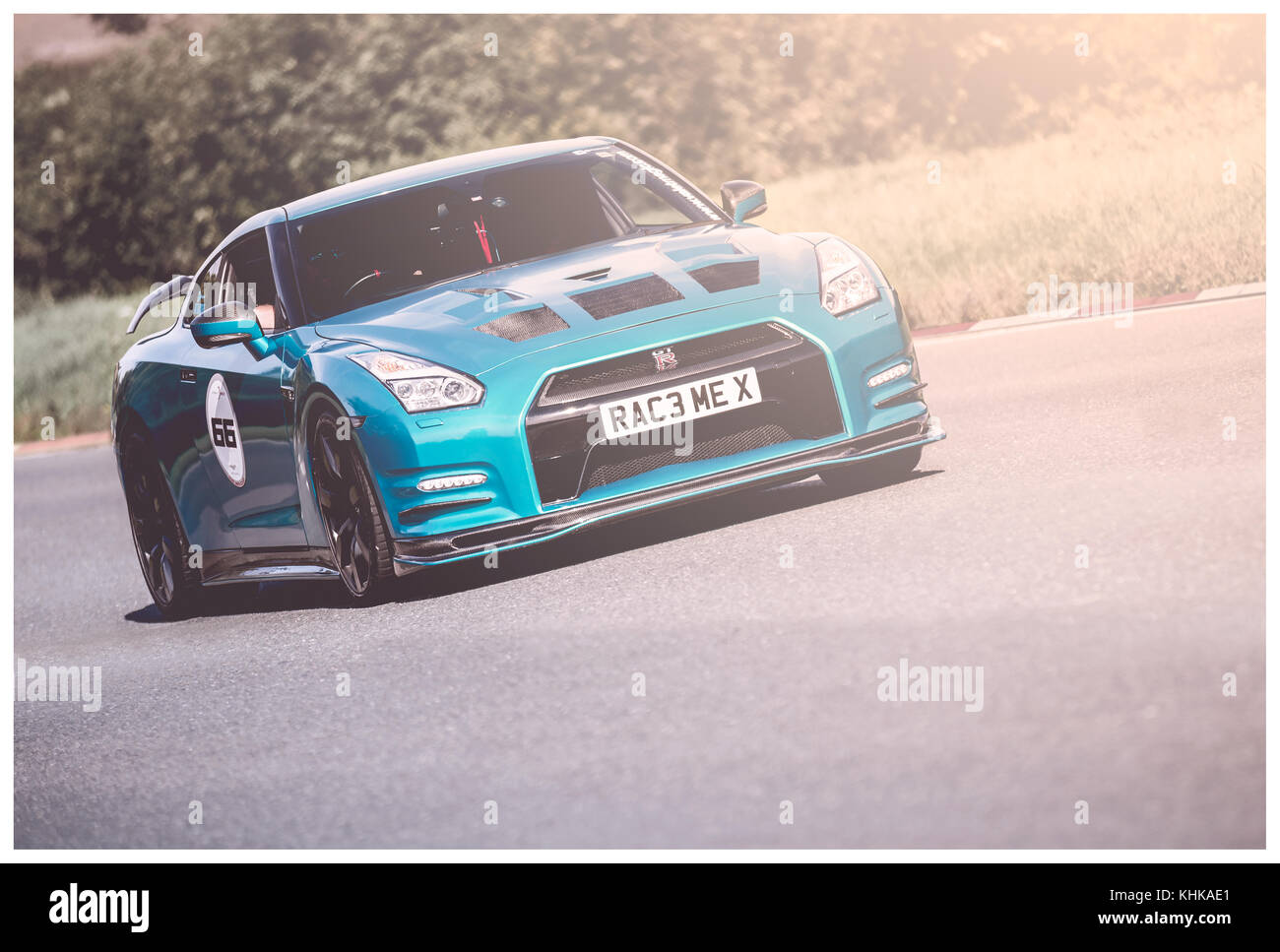 Blauen Nissan GTR rolling Stockfoto