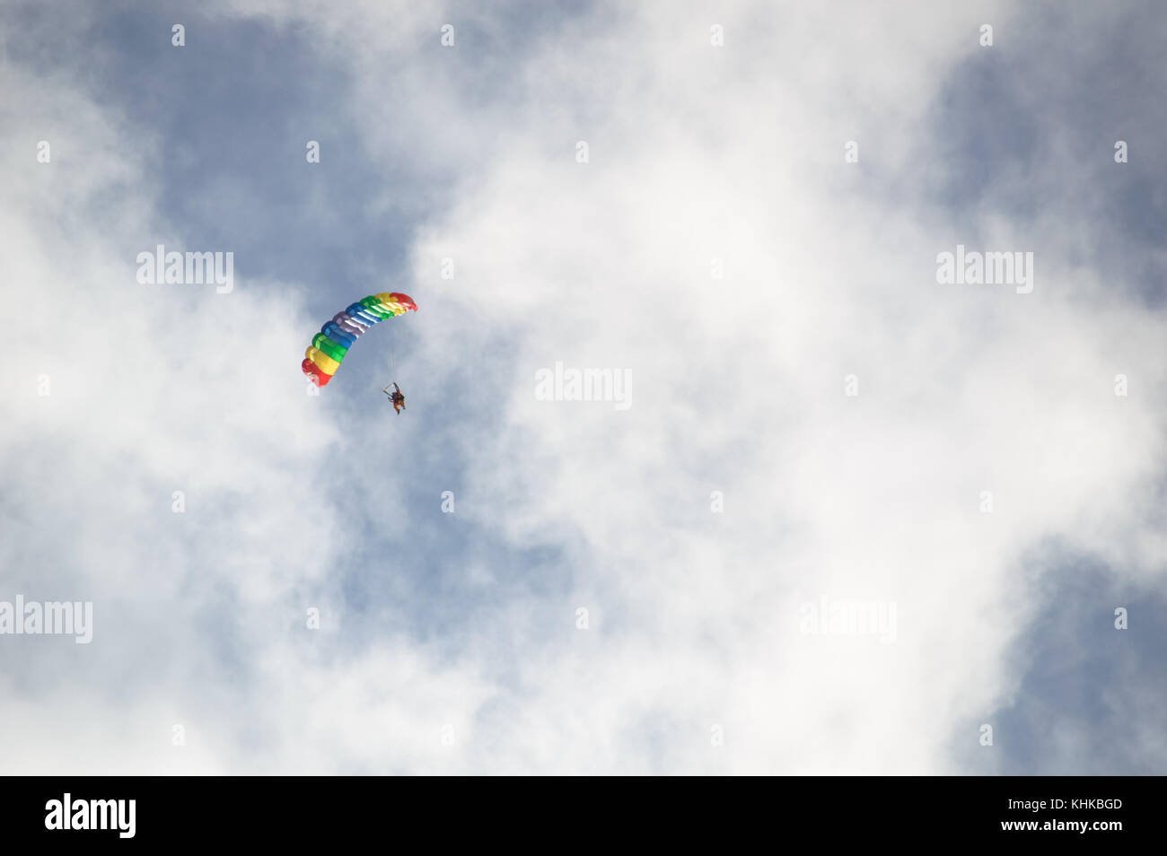 Der große Bruder auf der Suche nach kleinen Bruder am Strand Stockfoto