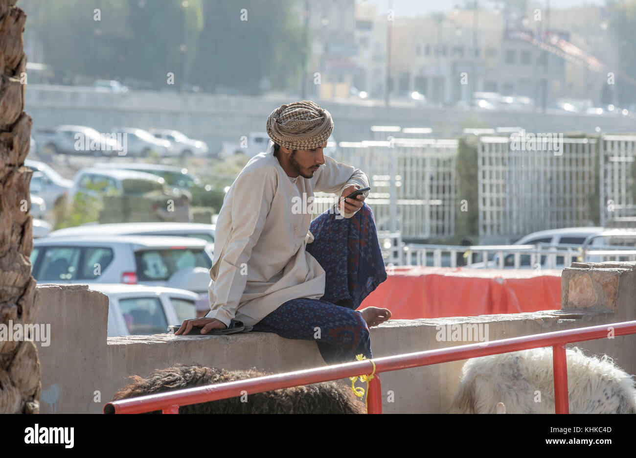 Nizwa, Oman, 10. Nobember 2017: omani Menschen bei einer Ziege Markt Stockfoto