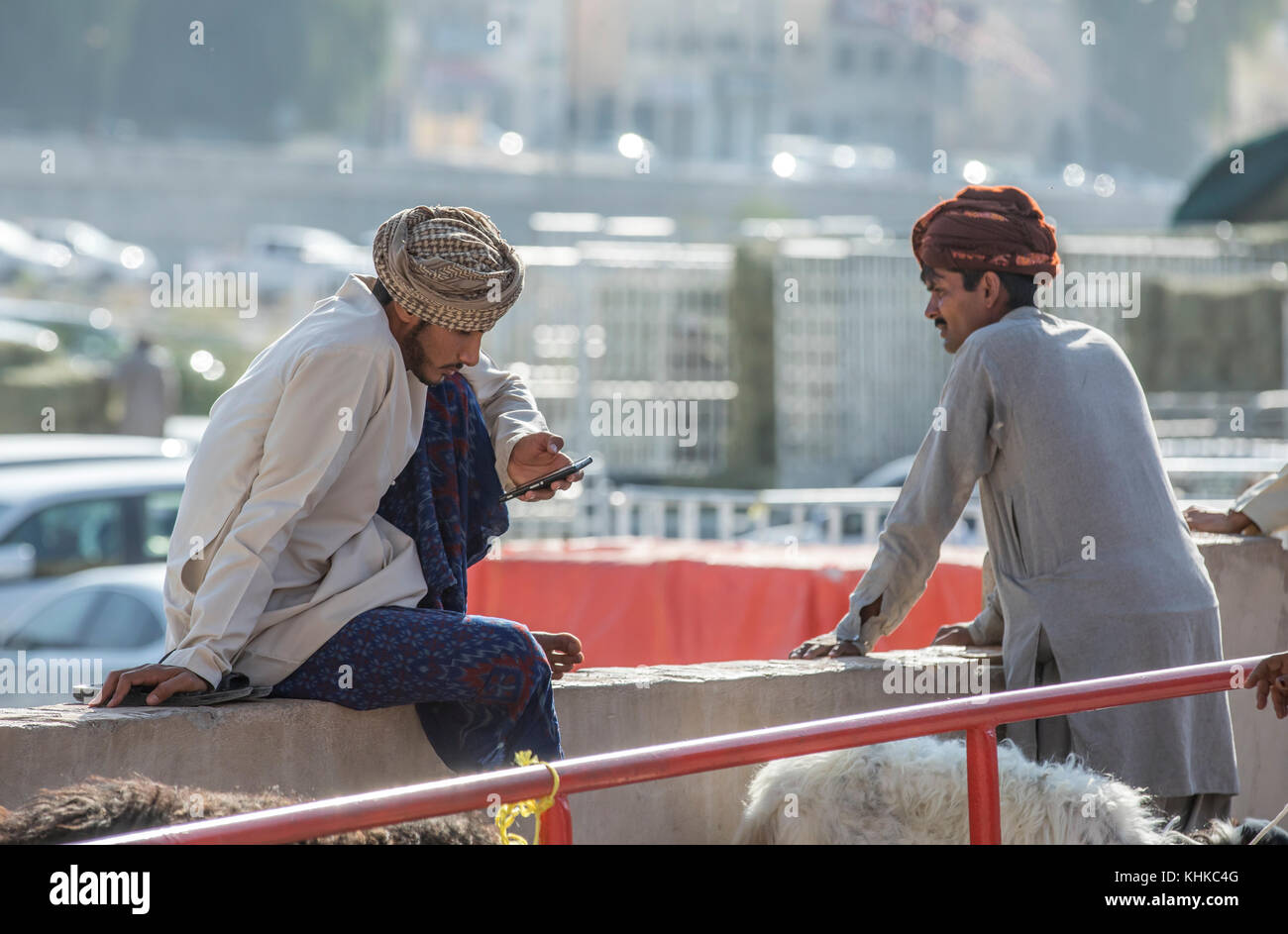 Nizwa, Oman, 10. Nobember 2017: omani Menschen bei einer Ziege Markt Stockfoto