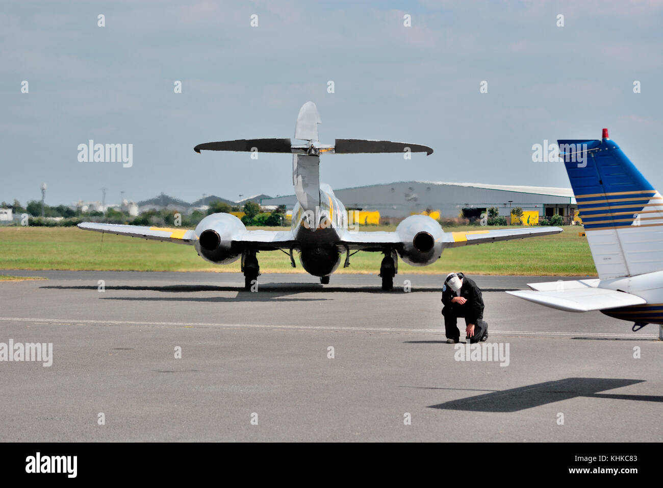 Gloster Meteor Flugzeug Vorbereitung mit einem Mitglied der Bodencrew anwesend. Der Flughafen Coventry, Coventry, Großbritannien Stockfoto