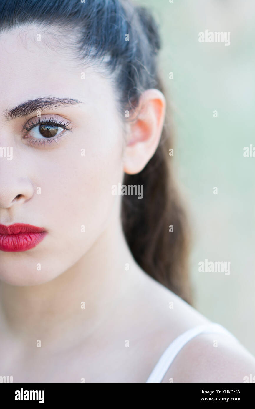 Nahaufnahme eines ernsthaften jungen schönen Frau starrte im Freien Stockfoto