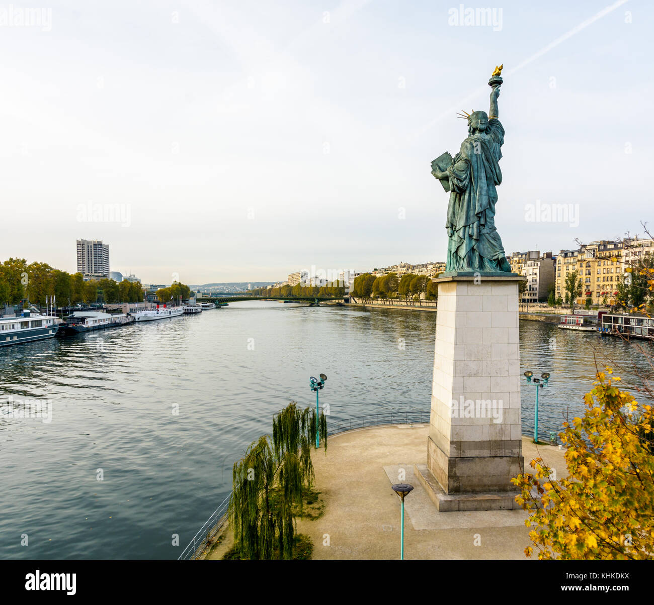Die Freiheitsstatue in Paris, Frankreich, an der südlichen Spitze der Ile aux Cygnes gelegen, mit Blick auf die Seine. Stockfoto