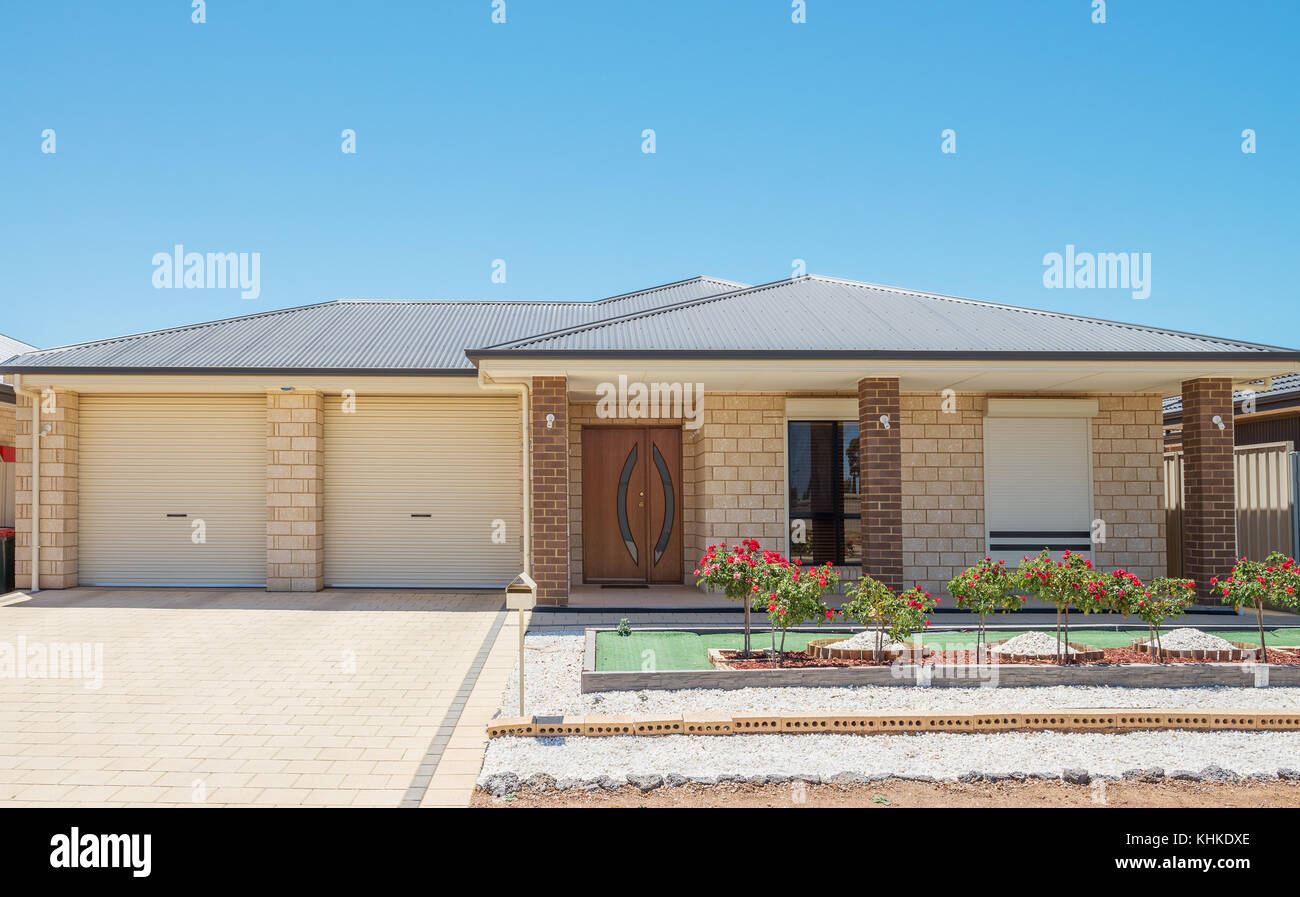 Typische Fassade ein modernes Vorstadthaus Stockfoto