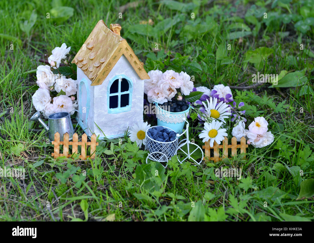 Kleines Weisses Haus Mit Rosen Und Ganseblumchen In Der Garten Stockfotografie Alamy