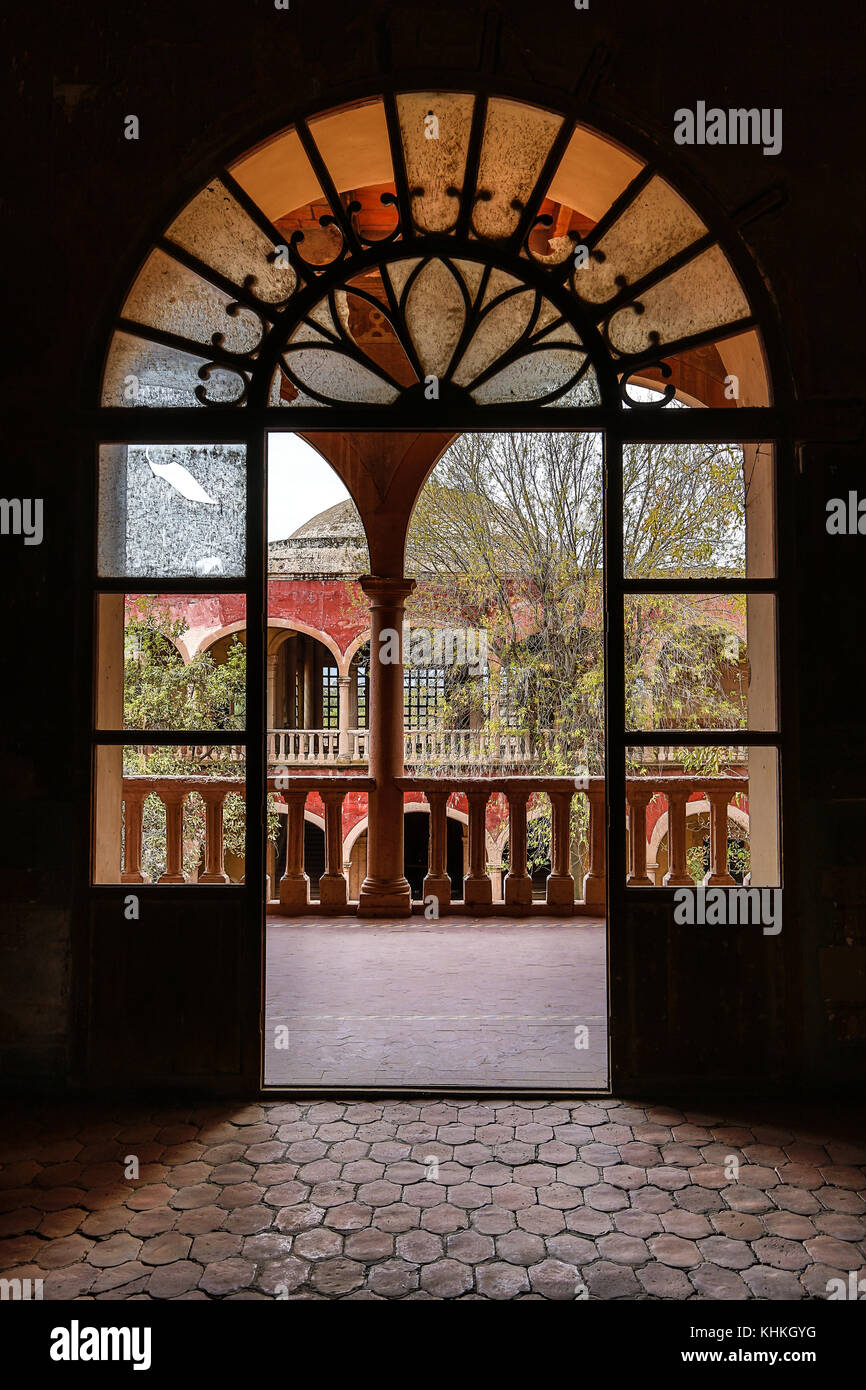 Gewölbte verlassenen spanischen Tor in jaral de berrio mexikanischen Hacienda Stockfoto