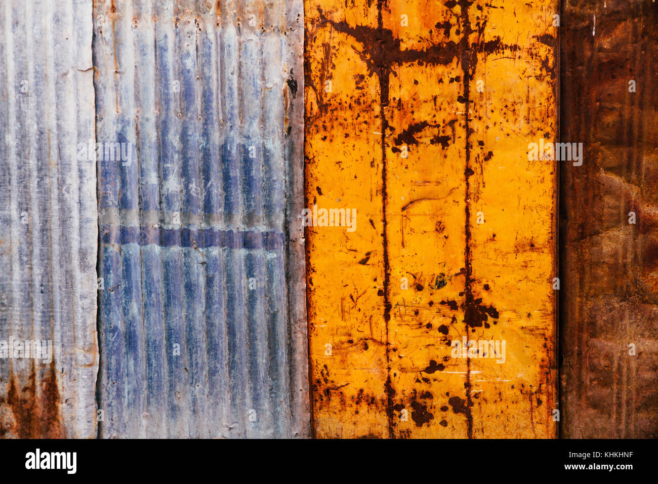 Rostig und grunge Metallplatten und verzinktem Wellblech als Wand Hintergrund Stockfoto