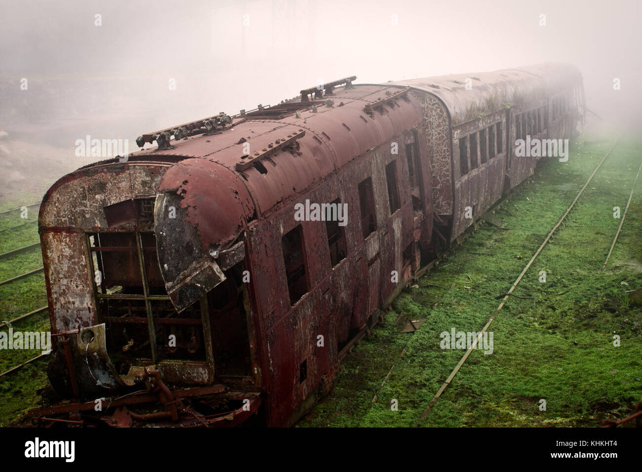 Abgebrochene rosten Zug und leerer Zug Titel in einer nebligen Tag fotografiert im Dorf paranapiacaba, Sao Paulo, Brasilien. Stockfoto