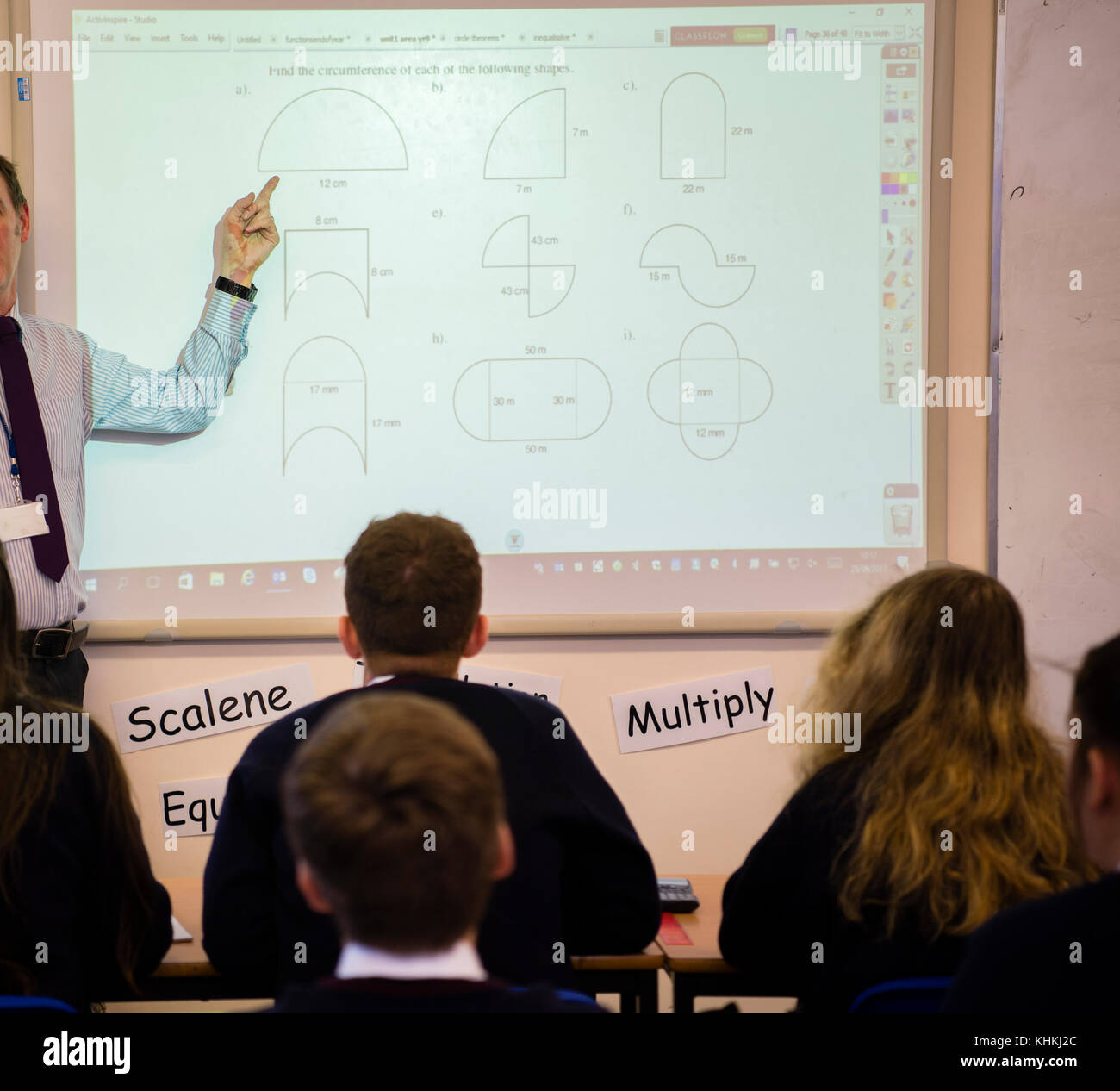 Sekundarstufe in Großbritannien: die Schülerinnen und Schüler ein Lehrer erklärt Geometrie Prinzipien mit einem White Board in einem Mathematik Klasse Lektion suchen Stockfoto