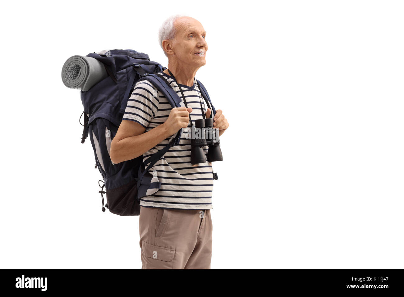 Alte Wanderer mit einem Rucksack und ein Fernglas auf weißem Hintergrund Stockfoto