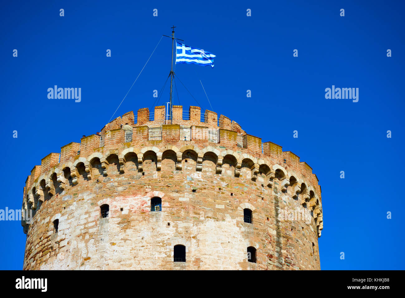 Der weiße Turm in Thessalonich und winkte griechische Flagge, Griechenland Stockfoto