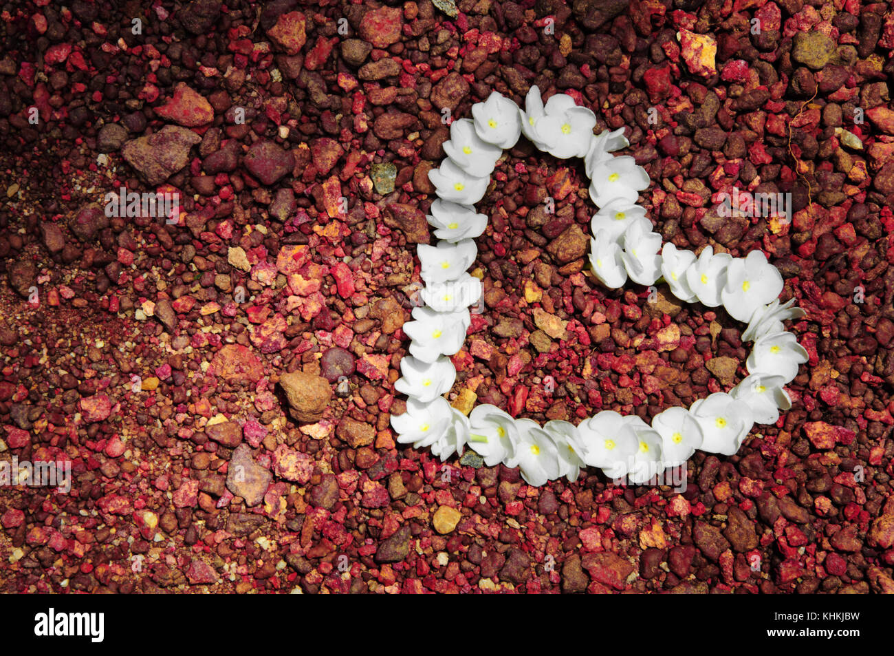Herzen von Blumen auf roten Steinen Stockfoto