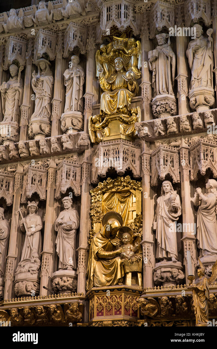 UK, London, Southwark Cathedral, Chor, 1520 Großer Bildschirm mit heiligen, Royalty & Zahlen mit der Kathedrale verbunden Stockfoto