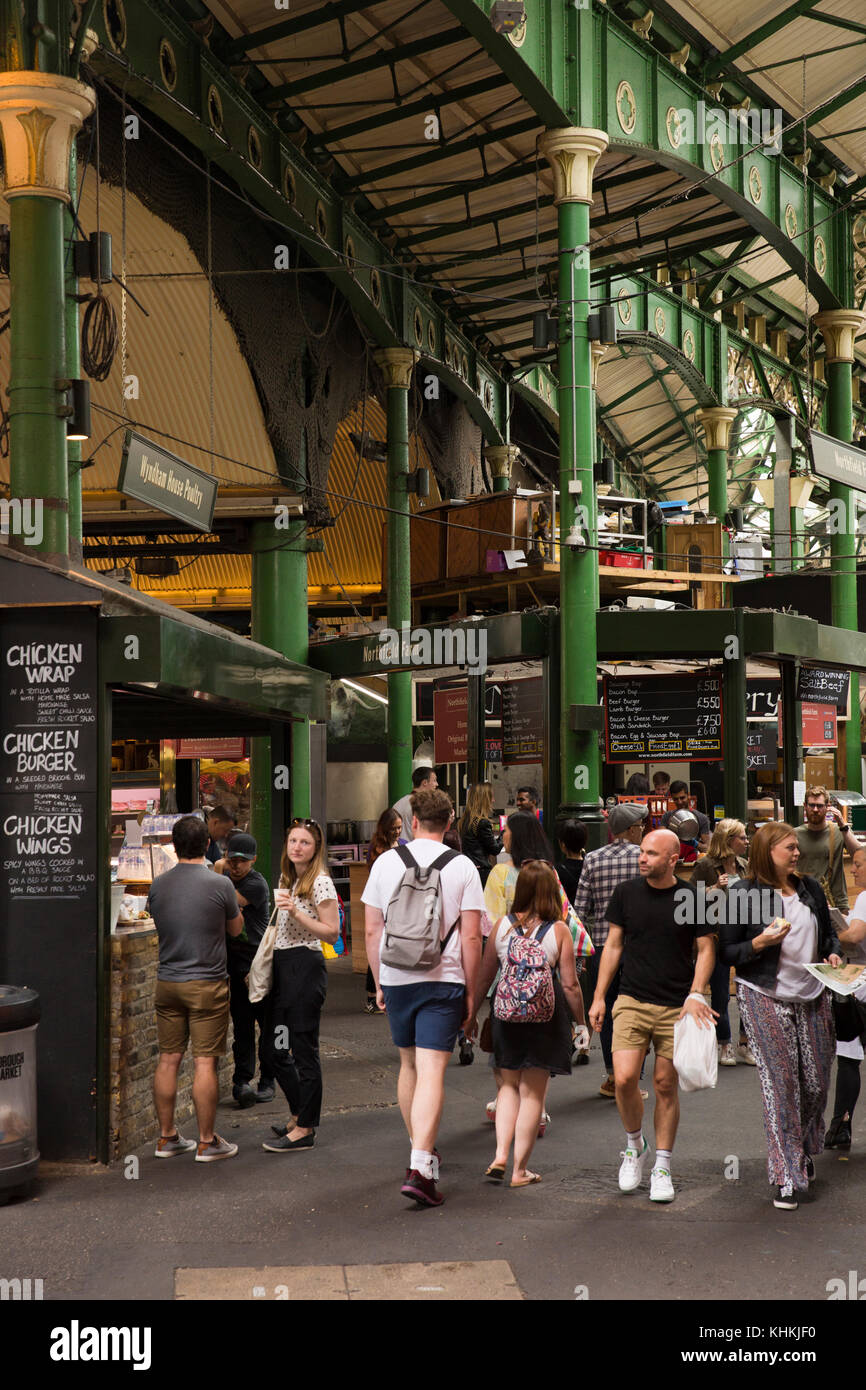 UK, London, Southwark, Borough Markt, Garküchen und Besucher unter railway Arches Stockfoto