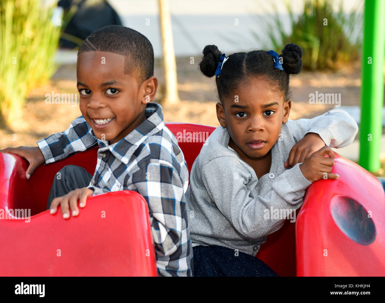 Afrikanische amerikanische spielende Kinder auf einem Spielplatz Stockfoto