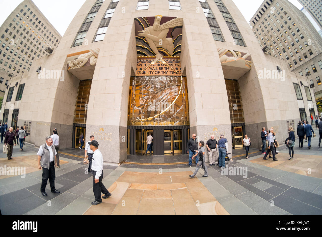 Weisheit von Lee Lawrie Wandbild über dem Eingang zu dem GE Building Rockefeller Center, New York City, Vereinigte Staaten von Amerika. Stockfoto