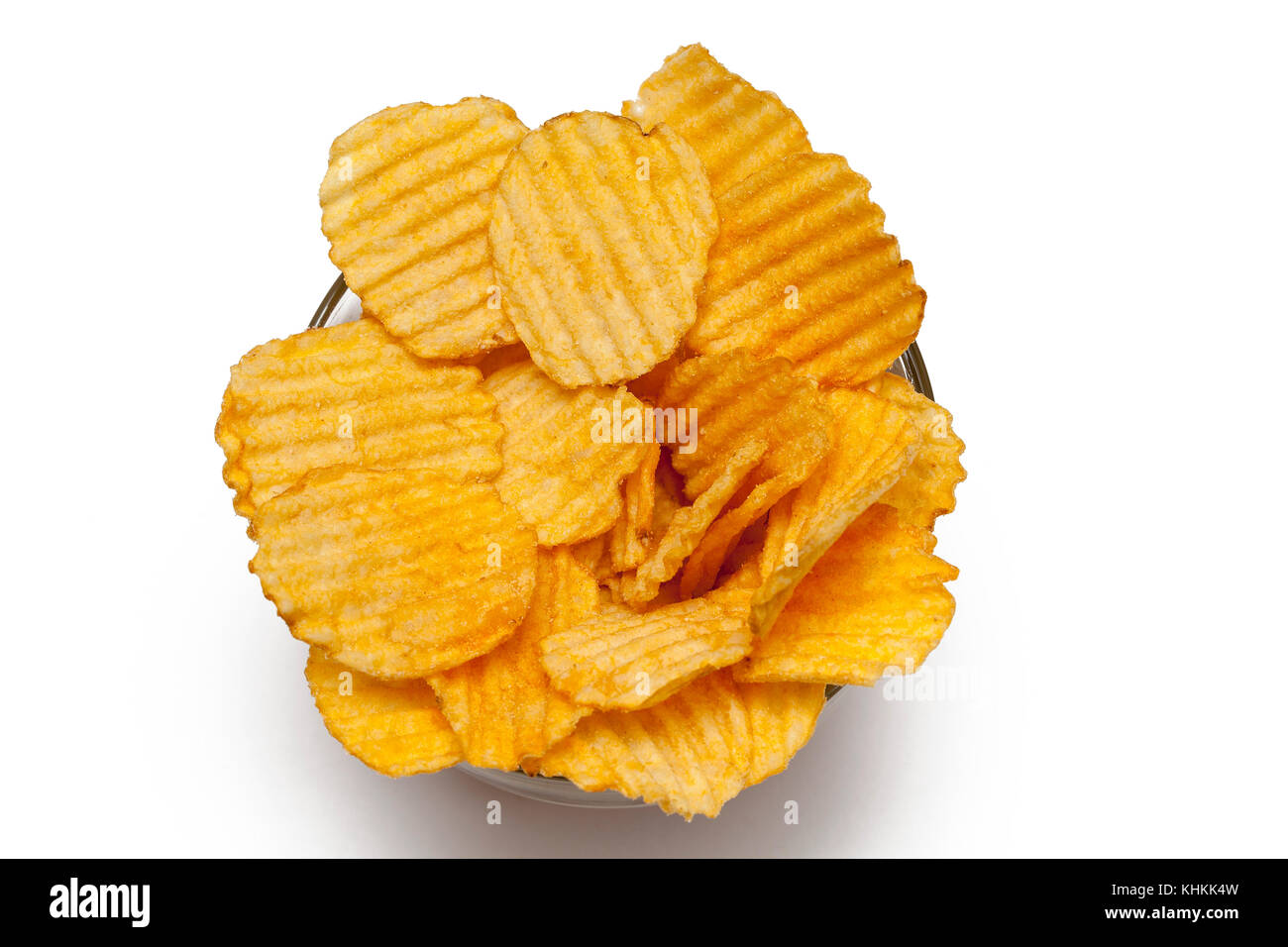 Gerippte Kartoffelchips mit Gewürzen auf weißem Hintergrund Stockfoto