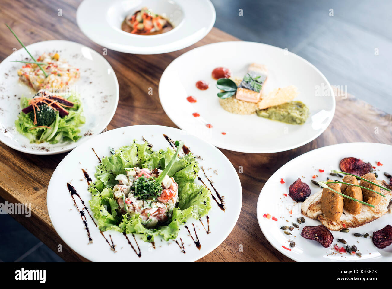 Gemischte moderne Gourmet Fusion food Gerichte auf Tisch im Restaurant Stockfoto