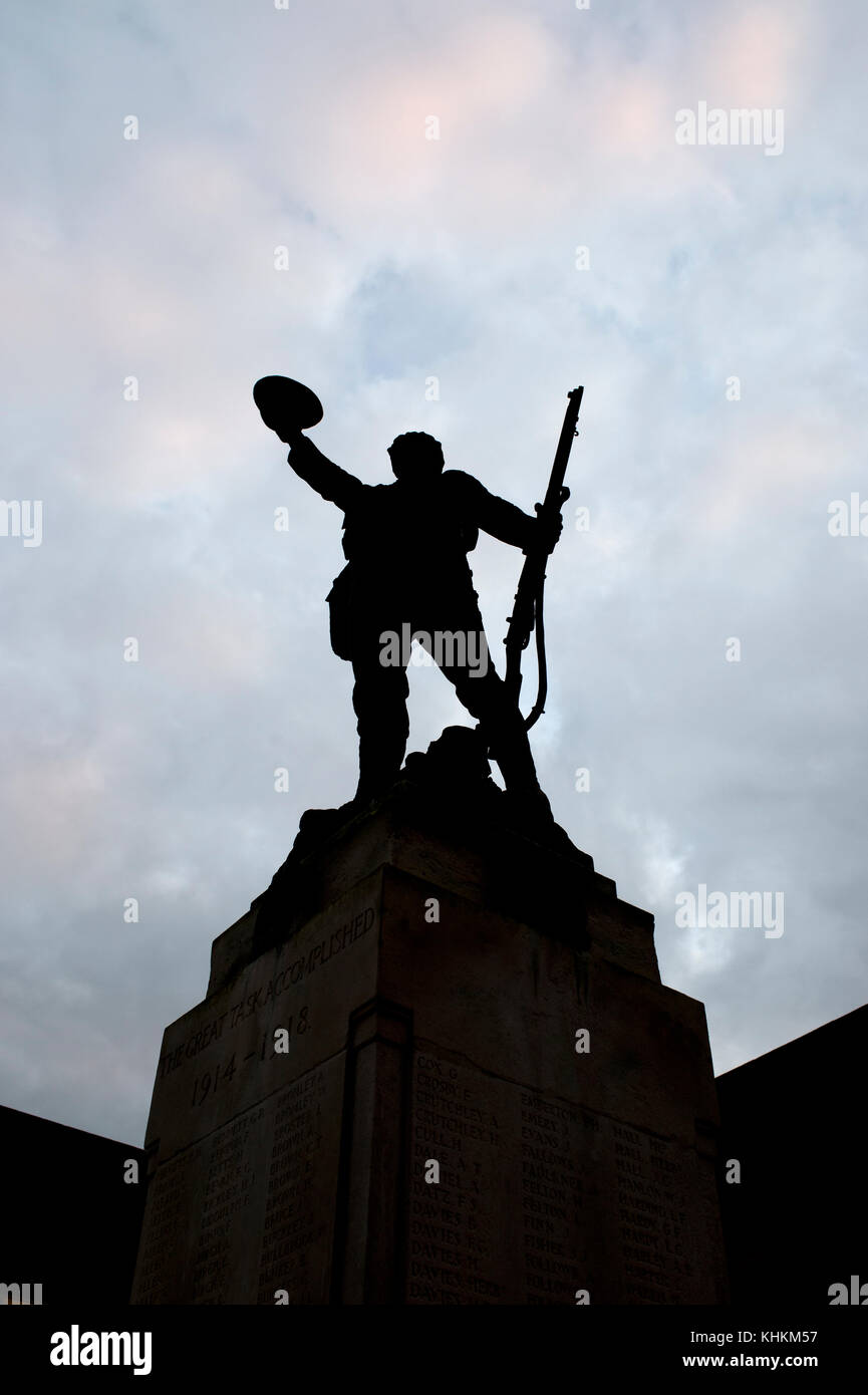 Shrewsbury Kriegerdenkmal. eine Statue eines Soldaten mit Gewehr und Helm gegen den Himmel Silhouette Stockfoto