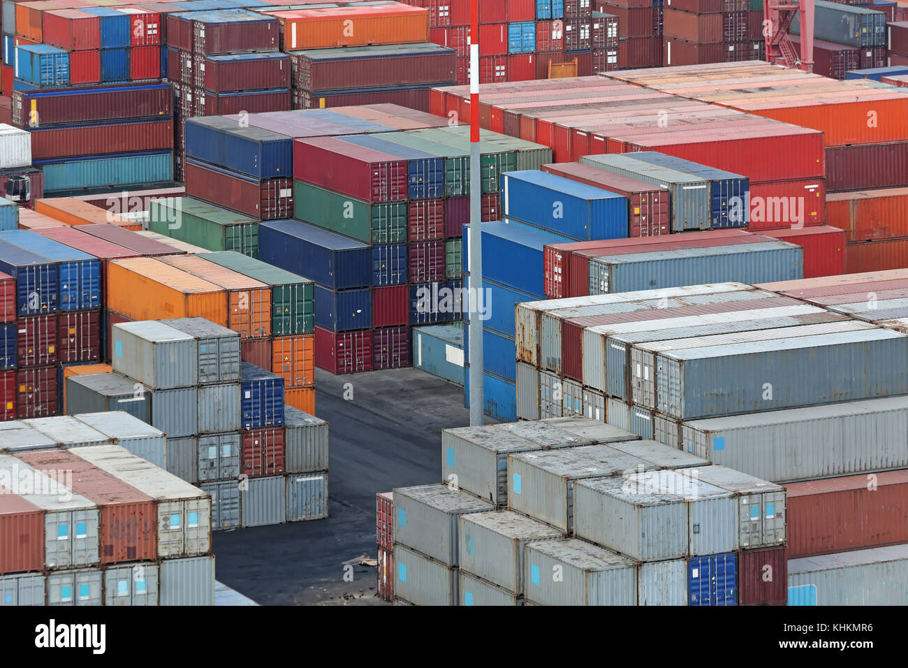 Gestapelte Container im Cargo Container Terminal Stockfoto