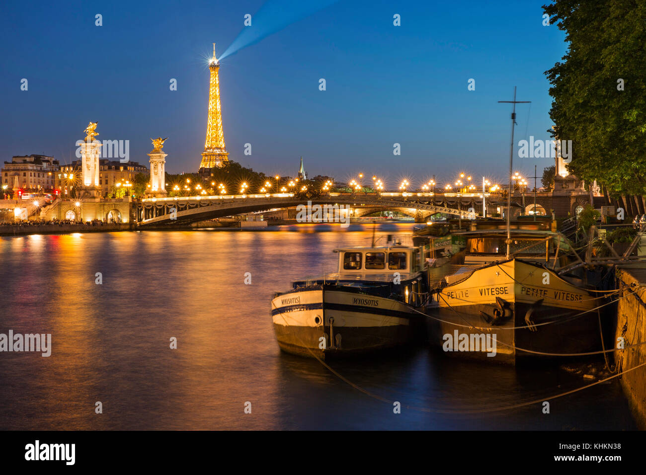 Kähne am Ufer des Flusses Seine mit Eiffelturm, Paris, Ile-de-France, Frankreich Stockfoto